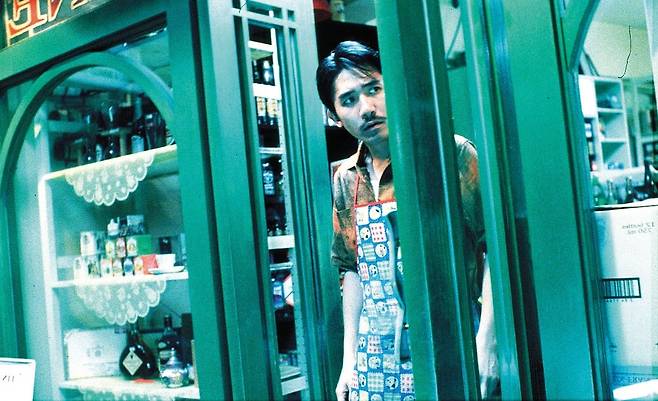 영화 '화양연화 특별판'의 미공개 에피소드에서 양조위는 편의점 주인으로 나옵니다. 깨끗한 걸 무척 중요하게 생각해서 등장할 때부터 뽀드득뽀드득 유리창을 닦으면서 나와요. 그렇게 깨끗한 걸 좋아하다가 편의점 손님인 장만옥과도 이어지는데./디스테이션