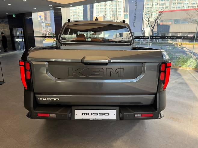 KG모빌리티가 내년 1월 출시하는 신형 픽업 '무쏘'의 후면부. 대형 KGM 레터링이 새겨져 있다./이윤정 기자