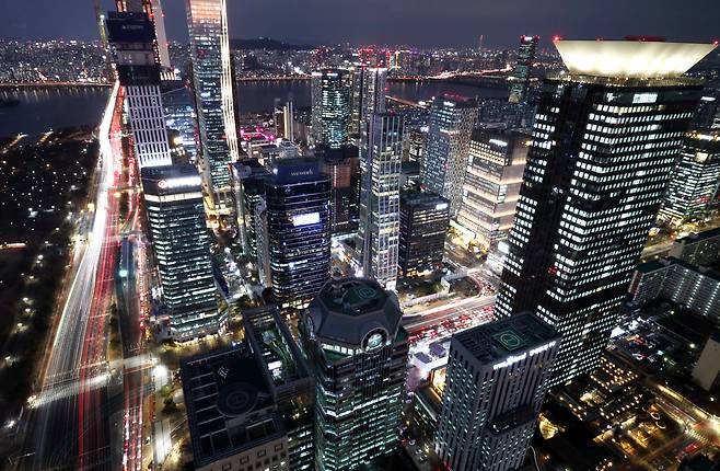 2025년 12월의 밤 서울 영등포구 여의도 증권가 일대에 불이 밝혀져 있다./뉴스1