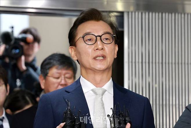 전재수 더불어민주당 의원이 지난 19일 서울 서대문 경찰청사 앞에서 '통일교 금품수수 의혹' 관련 입장을 밝히고 있다. ⓒ데일리안 홍금표 기자