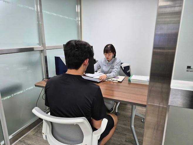 서울 동대문구 서울시립대학교 '서울체력9988 체력인증센터'에서 31일 체력 측정을 완료한 시민이 운동 처방을 받고 있다.ⓒ데일리안 허찬영 기자