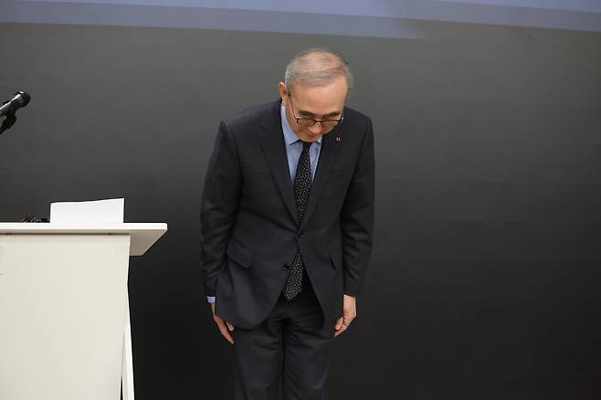 김영섭 KT 대표가 30일 오후 서울 종로구 KT광화문빌딩에서 침해사고와 관련해 고개 숙여 사과하고 있다. 뉴스1