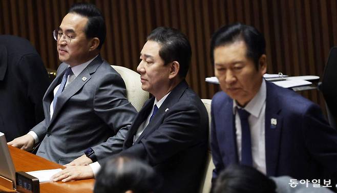 더불어민주당 정청래 대표(오른쪽)가 30일 서울 여의도 국회 본회의장에서 김호철 감사원장 후보자에 대한 임명동의안 표결에 앞서 지도부와 이야기를 나누고 있다. 김병기 원내대표(가운데)는 이날 자신과 가족에게 제기된 각종 의혹에 대해 사과하며 원내대표직을 사퇴했다. 박형기 기자 oneshot@donga.com