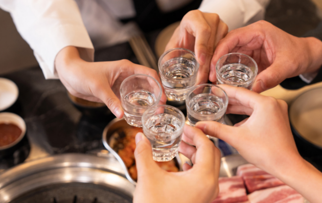 연말을 맞아 남은 술을 실생활에 활용하는 방법이 주목받고 있다. 소주는 탈취와 살균, 맥주는 기름때 제거 및 요리 잡내 제거, 막걸리는 화분 거름 등으로 다양하게 재활용할 수 있다. 사진=게티이미지뱅크.