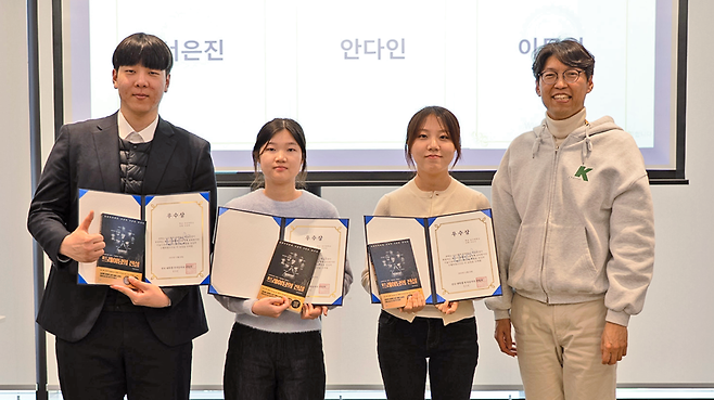 ‘키움드리머 4기’ 참가자들이 지난 29일 서울 여의도 키움증권 본사에서 진행된 수료식에서 기념촬영을 하고 있다. 키움증권 제공