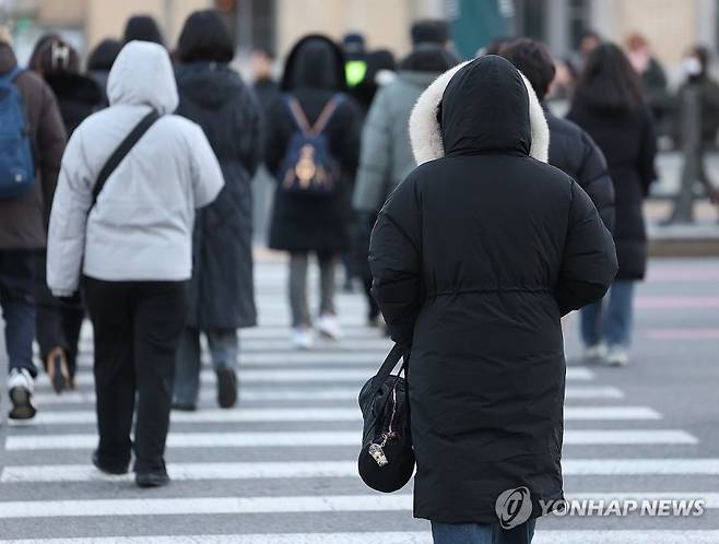 강추위 속 시민들이 발길을 옮기고 있다. 연합뉴스