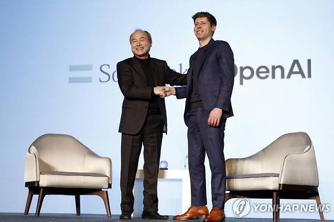 손정의 소프트뱅크그룹 회장(왼쪽)과 샘 올트먼 오픈AI 최고경영자(CEO). 출처=연합뉴스