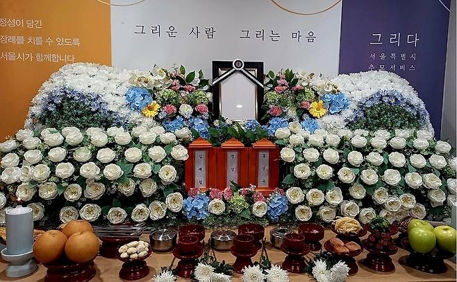 지난 7월14일 사망한 ‘노란집’ 옛 주민 김공호(가명·왼쪽)씨의 위패가 8월26일 서울시립승화원 무연고 사망자 빈소에 다른 두명의 고인들과 함께 모셔져 있다. 구재영 목사 제공