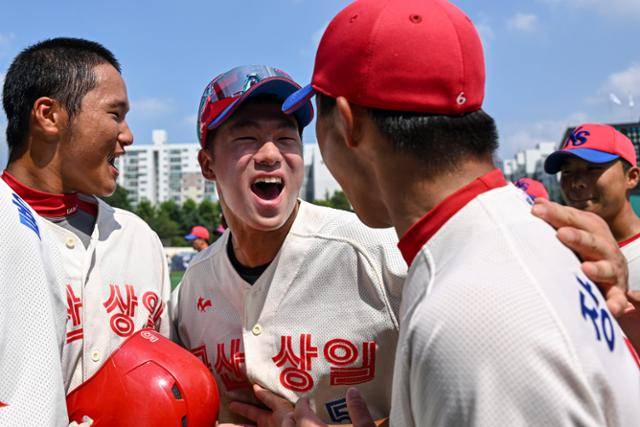 8월 24일 서울 양천구 목동야구장에서 열린 제53회 봉황대기 전국고교야구대회 16강 배명고와 군산상일고 경기에서 군상상일고 선수들이 5-4로 승리해 8강행을 확정한 뒤 환호하고 있다. 박시몬 기자