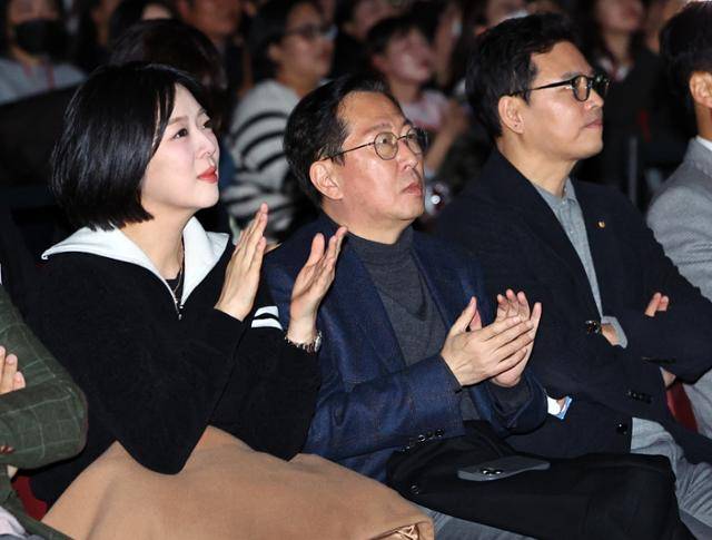 국민의힘 배현진(왼쪽부터)과 유용원, 박정훈 의원이 2025년 12월 21일 경기 고양시 킨텍스 그랜드볼룸에서 열린 한동훈 토크콘서트에서 박수치고 있다. 고양=뉴시스