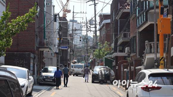 2026년에는 아파트 입주물량 급감 속에 임대차 시장도 불안해질 가능성이 점쳐진다. 이는 전월세 가격을 밀어올리는 압력으로도 작용할 전망이다. 서울 강북구 미아동 빌라 밀집 거리 2024..06.18 [사진=이수현 기자]
