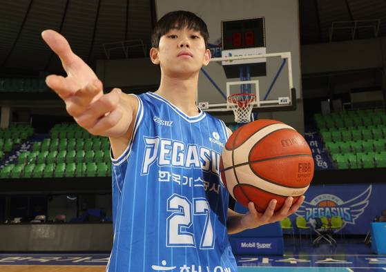 고교 졸업을 앞둔 한국가스공사 신인 양우혁이 프로농구 코트를 뜨겁게 달군다. 그는 3경기 연속 두 자릿수 득점을 기록했다. 송봉근 객원기자