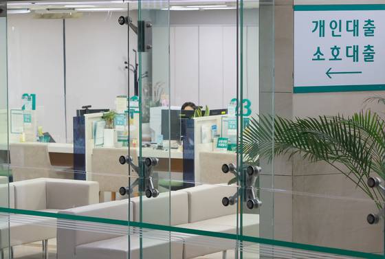 내년 2월에 확정되는 은행권 가계대출 총량 목표치에 올해 목표치 초과분만큼 깎는 페널티도 반영된다. 연합뉴스