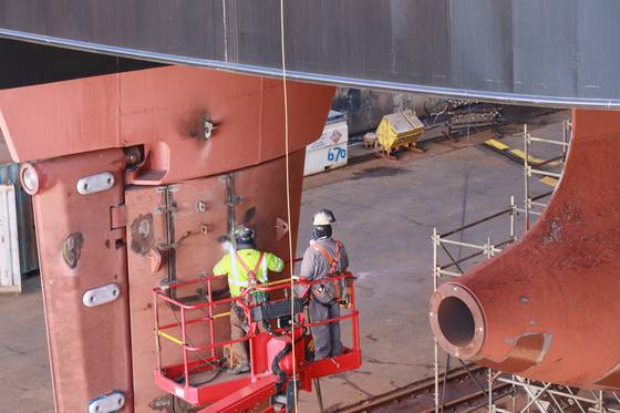 지난해 12월 22일(현지시간) 미국 필라델피아 한화필리조선소 독(건조시설)에서 근로자들이 선체 하부에서 용접 후 마무리 작업을 하고 있다. 연합뉴스