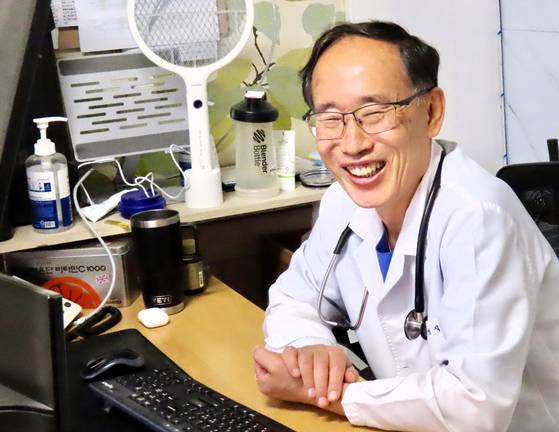 최명석 신안대우병원장은 전남 신안군 비금도에서 18년째 의술을 펼치고 있다. 김홍준 기자