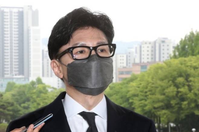 2022년 6월 당시 한동훈 법무부 장관이 경기 과천시 법무부 청사로 들어서며 촉법소년 연령 기준 하향과 관련한 취재진의 질문에 답하고 있다. / 사진=뉴스1