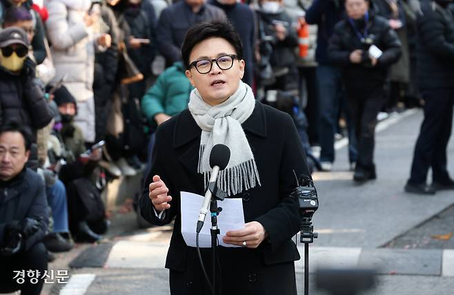 한동훈 전 국민의힘 대표가 지난 3일 서울 여의도 국회도서관 앞에서 12·3 불법계엄 1년을 맞아 기자회견을 열고 있다. 권도현 기자