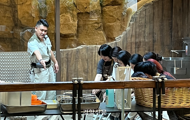 미어캣과 바다사자 먹이 주기 체험에서는 사육사의 안내에 따라 일정한 거리와 각도를 반드시 지켜야 했다.