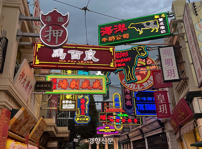 1950~1970년대 홍콩의 거리를 재현한 ‘올드 홍콩’에는 네온사인과 오래된 간판, 노포가 자리한다. 홍콩식 간식과 음료를 맛보다 보면, 테마파크 한가운데서 도시의 과거로 잠시 걸어 들어간 듯한 기분이 든다.