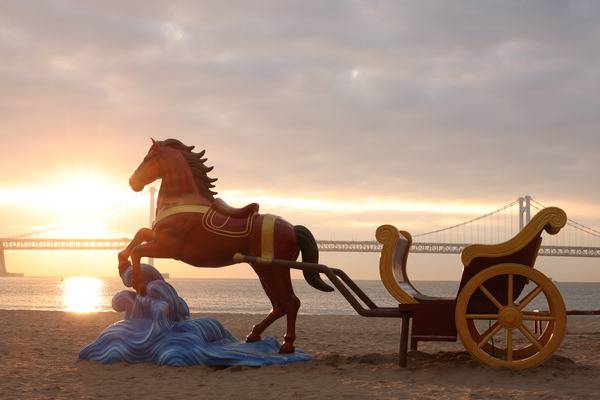 2026년 병오년 붉은 말의 해를 맞아 말 모양의 조형물이 31일 부산 수영구 광안리해수욕장에 설치돼 있다. 연합뉴스