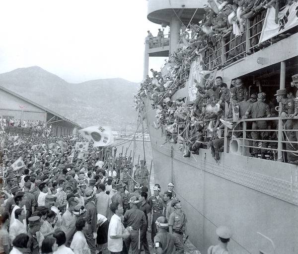 1966년 7월 22일 베트남 전쟁에 파병되는 부대 환송식이 열리고 있다. 　 국제신문DB