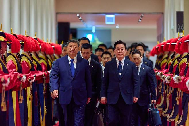 South Korean President Lee Jae Myung (right) and Chinese President Xi Jinping are seen on the way to a state banquet held in Gyeongju, North Gyeongsang Province, Nov. 1. (Presidential Office)