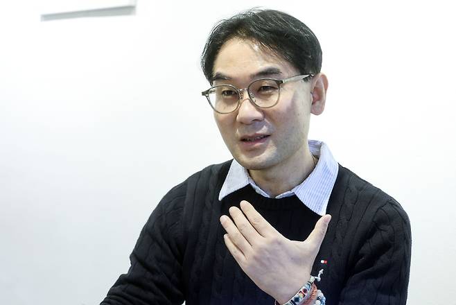 Insp. Lee Jong-seok, who took part in writing the book ″We Are Here,″ speaks during an interview with the JoongAng Ilbo at a cafe in Mapo District, western Seoul, on Dec. 16. [KIM SEONG-RYONG]