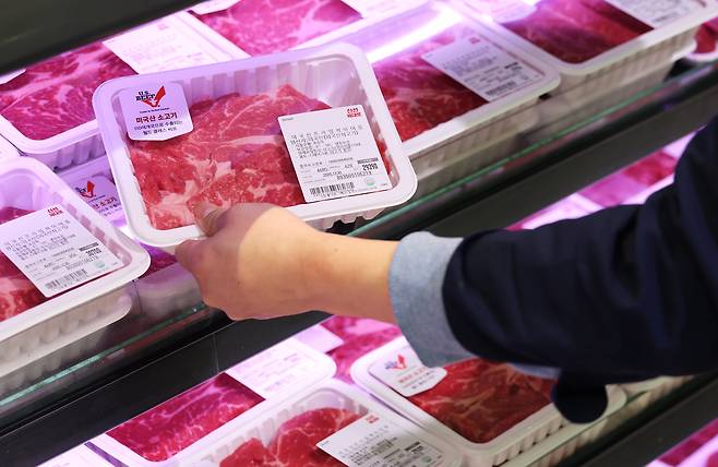Beef imported from the United States is displayed at a market in Seoul on Dec. 26. [NEWS1]