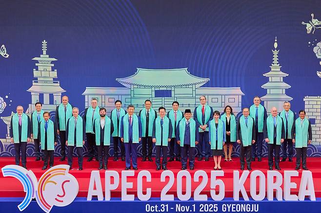 Senior government officials pose for a group photograph on the sidelines of the APEC 2025 Economic Leaders’ Meeting in Gyeongju, North Gyeongsang, on Nov. 1. Front row, from left: Australian Prime Minister Anthony Albanese, Sultan Hassanal Bolkiah of Brunei, Canadian Prime Minister Mark Carney, Chilean President Gabriel Boric, Chinese President Xi Jinping, Korean President Lee Jae Myung, Indonesian President Prabowo Subianto, Japanese Prime Minister Sanae Takaichi, Malaysian Prime Minister Anwar Ibrahim, New Zealand Prime Minister Christopher Luxon and Philippine President Ferdinand Marcos Jr. Back row, from left: Hong Kong Chief Executive John Lee Ka-chiu, Papua New Guinea Deputy Prime Minister John Rosso, Russian Prime Minister Alexei Overchuk, Singaporean Prime Minister Lawrence Wong, Thai Prime Minister Anutin Charnvirakul, Vietnamese President Luong Cuong, U.S. Treasury Secretary Scott Bessent, Mexican Economy Secretary Marcelo Ebrard and Lin Hsin-i, senior adviser to the president of Taiwan. [PRESIDENTIAL OFFICE]