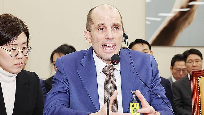 Harold Rogers, interim Coupang CEO, speaks at the National Assembly's Science, ICT, Broadcasting and Communications Committee in western Seoul on Dec. 31. [YONHAP]
