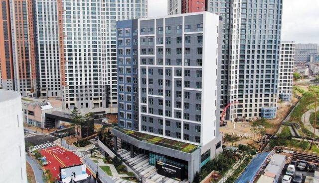 현대엔지니어링은 2023년 경기도 용인에 국내 최초의 13층 스틸 모듈러 주택인 ‘용인 영덕 경기행복주택’을 준공했다. 용인 영덕 행복주택의 전경. 현대엔지니어링 제공