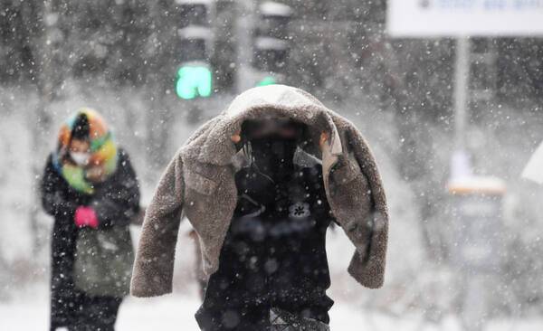 강추위 속에 걸어가는 시민. 경기일보 DB