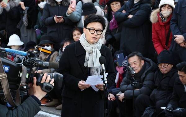 국민의힘 한동훈 전 대표가 3일 서울 여의도 국회도서관 앞 쪽문에서 12·3 비상계엄 1주년 관련 기자회견을 하고 있다. 연합뉴스
