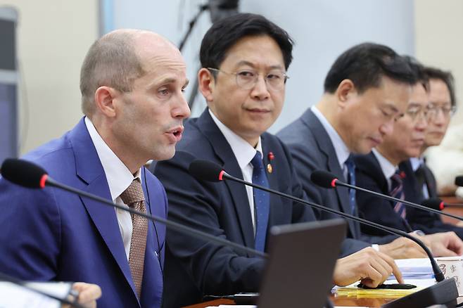 해롤드 로저스 쿠팡 임시대표가 31일 국회 과학기술정보방송통신위원회에서 열린 쿠팡 침해사고 및 개인정보 유출, 불공정 거래, 노동환경 실태 파악과 재발 방지 대책 마련을 위한 청문회에서 위원 질의에 답하고 있다. [연합뉴스]