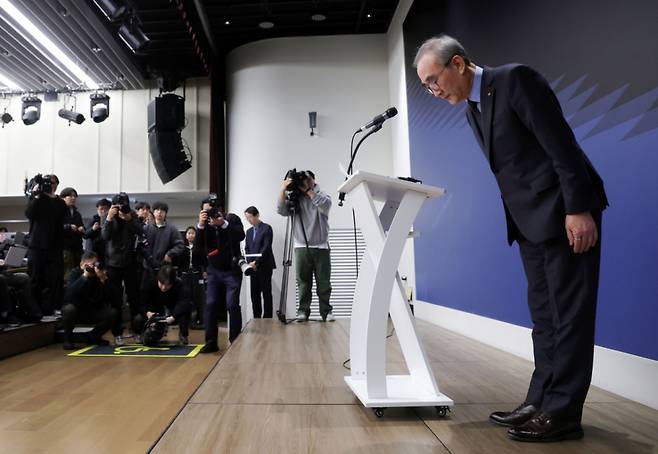 김영섭 KT 대표이사가 30일 오후 서울 종로구 KT 광화문빌딩 웨스트 사옥에서 소액결제 피해 및 침해사고와 관련해 사과를 하고 있다. /사진=뉴시스