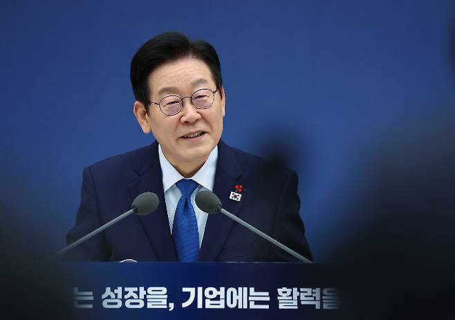 지난 10월30일부터 사망보험금 유동화 제도가 본격적으로 시행되며 생전에 연금처럼 종신보험을 운용할 수 있다. 사진은 지난 17일 세종시 정부세종컨벤션센터에서 업무보고를 받고 있는 이재명 대통령. /사진=대통령실통신사진기자단