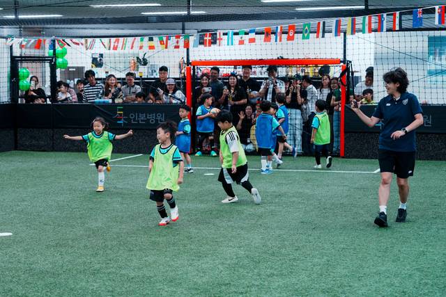 경기 파주시 동패동에 위치한 오엘에프씨 유소년 축구교실에서 유치부 아이들이 여성 코치의 지도 아래 즐겁게 축구 수업을 받고 있다.  오엘에프씨 제공