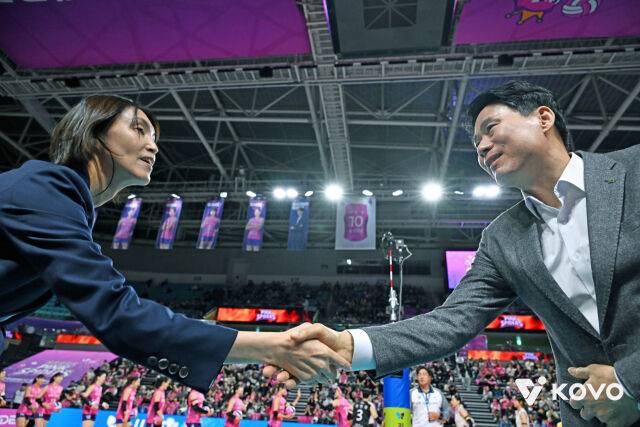 흥국생명 요시하라 감독과 현대건설 강성형 감독./KOVO