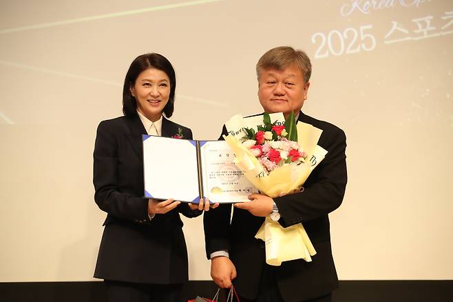 스포츠윤리센터의 기관표창을 받은 서울시체육회(오른쪽)