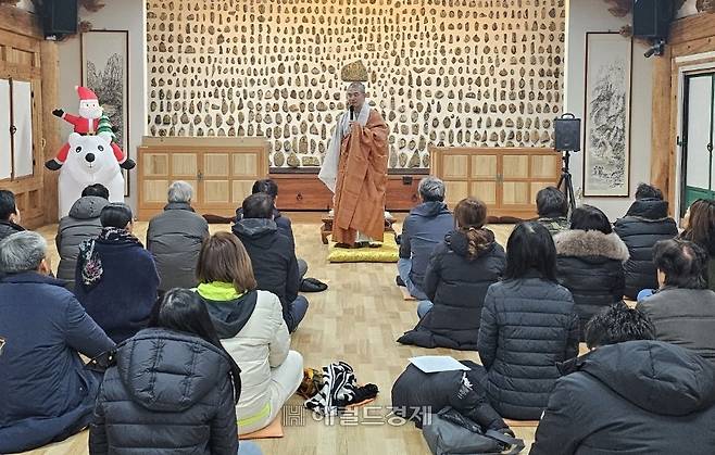 조계종 중앙신도회(회장 정원주) 임원단이 해남 미황사 주지 향문 스님의 법문을 듣는 모습