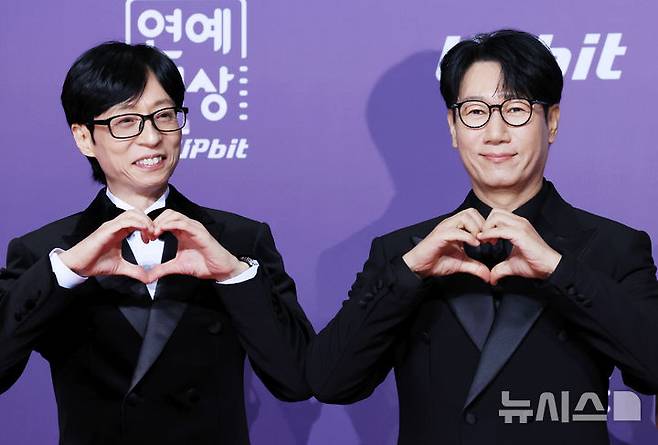 [서울=뉴시스] 김혜진 기자 = 방송인 유재석(왼쪽), 지석진이 30일 오후 서울 마포구 SBS 프리즘타워에서 열린 2025 SBS 연예대상에서 포즈를 취하고 있다. 2025.12.30. jini@newsis.com