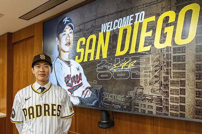 [서울=뉴시스] 송성문이 22일(현지 시간) 미국 메이저리그(MLB) 샌디에이고 파드리스와 4년, 총액 1500만 달러(약 222억원)에 계약을 체결했다. 사진은 샌디에이고 유니폼 입은 송성문. (사진=키움 히어로즈 제공) 2025.12.23. photo@newsis.com *재판매 및 DB 금지