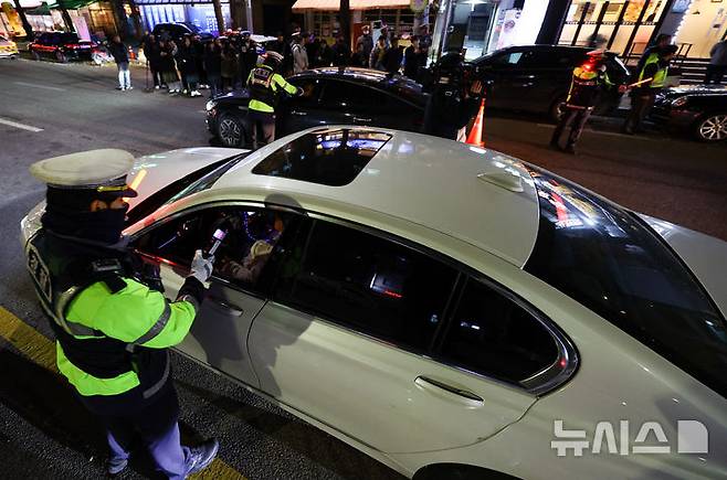 [서울=뉴시스] 황준선 기자 = 관악경찰서 경찰관들이 지난 3일 저녁 서울 관악구 서울대입구역 인근 도로에서 음주·약물운전 단속을 하고 있다. 2024.12.04. hwang@newsis.com