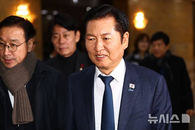 [서울=뉴시스] 김명년 기자 = 정청래 더불어민주당 대표가 30일 서울 여의도 국회에서 본회의를 마치고 이동하고 있다. 2025.12.30. kmn@newsis.com