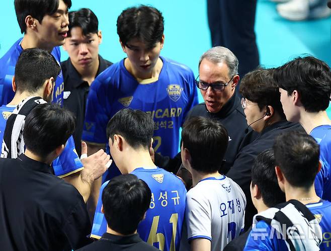 [서울=뉴시스] 황준선 기자 = 4일 서울 중구 장충체육관에서 열린 진에어 2025~2026 V-리그 남자부 대한항공 점보스와 우리카드 우리WON의 경기, 우리카드 마우리시오 파에스 감독이 선수들에게 지시하고 있다. 2025.12.04. hwang@newsis.com