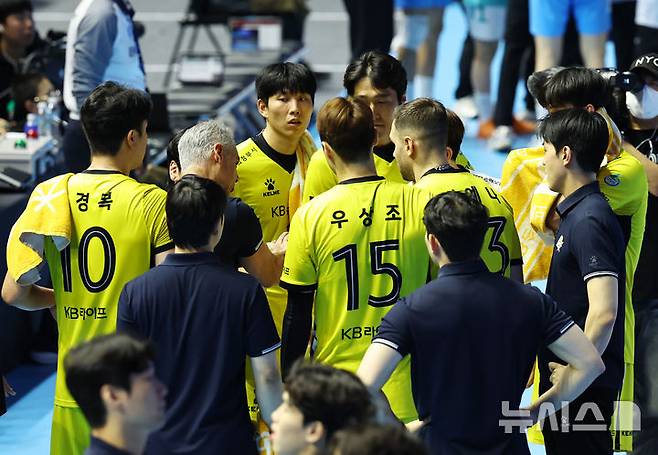 [인천=뉴시스] 최진석 기자 = 25일 인천 계양체육관에서 열린 진에어 2025~2026 V-리그 남자부 대한항공과 KB손해보험의 경기, KB손해보험 레오나르도 카르발류 감독이 작전지시를 하고 있다. 2025.11.25. myjs@newsis.com