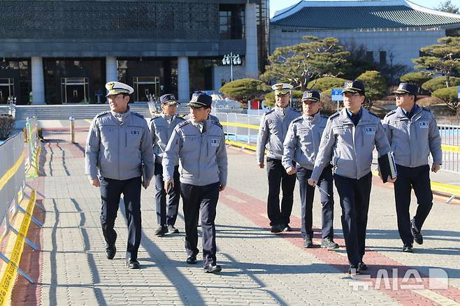 [청주=뉴시스] 이종원 충북경찰청장을 비롯한 지역 경찰관들이 31일 청주예술의전당에서 새해맞이 행사 안전관리를 점검하고 있다. (사진=충북경찰청 제공) 2025.12.31. photo@newsis.com