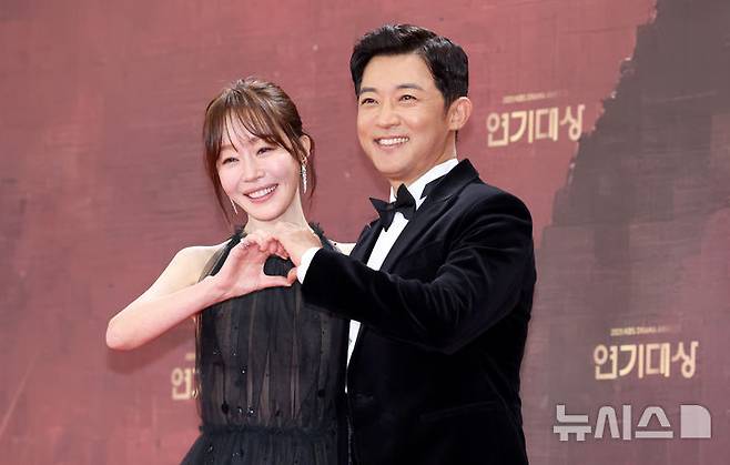 [서울=뉴시스] 김혜진 기자 = 배우 엄지원(왼쪽), 안재욱이 31일 오후 서울 영등포구 KBS에서 열린 2025 KBS 연기대상에서 포즈를 취하고 있다. 2025.12.31. jini@newsis.com