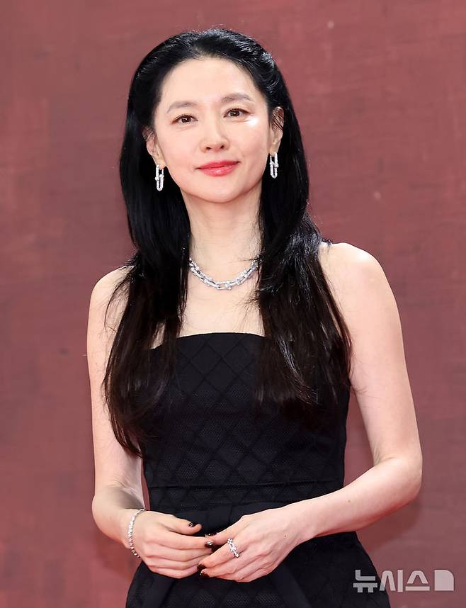 [서울=뉴시스] 김혜진 기자 = 배우 이영애가 31일 오후 서울 영등포구 KBS에서 열린 2025 KBS 연기대상에서 포즈를 취하고 있다. 2025.12.31. jini@newsis.com