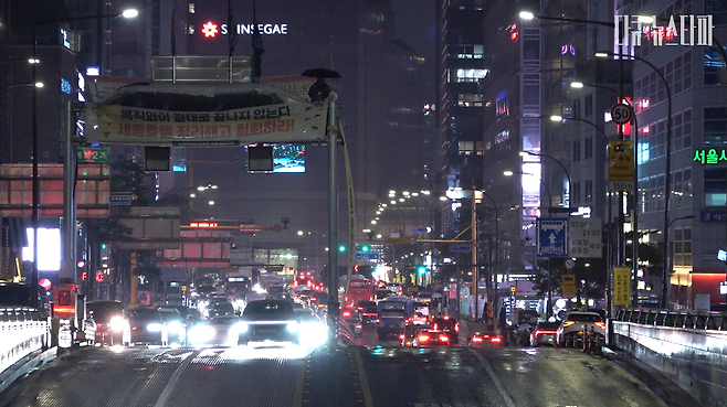 비가 오던 지난 12월 23일, 서울 명동 6차선 도로 위 지하차도 진입차단 시설물에서 314일 째 고공농성 중인 고진수 지부장